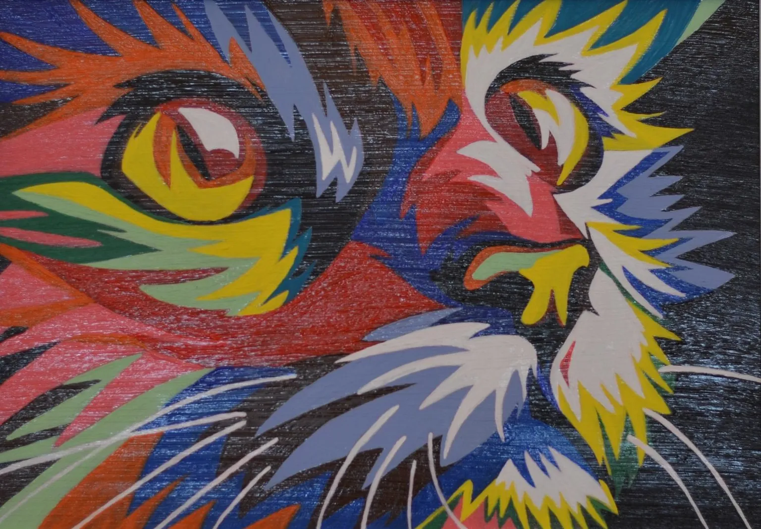 Pop-art tarzında bir resim: koyu zeminde iri sarı gözleri ve uzun beyaz bıyıkları olan, sarı, kırmızı, mavi, yeşil ve beyaz keskin renk yüzeylerine bölünmüş bir kedi yüzü.